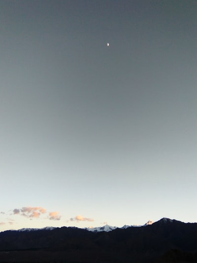 灰色天空下的山影
